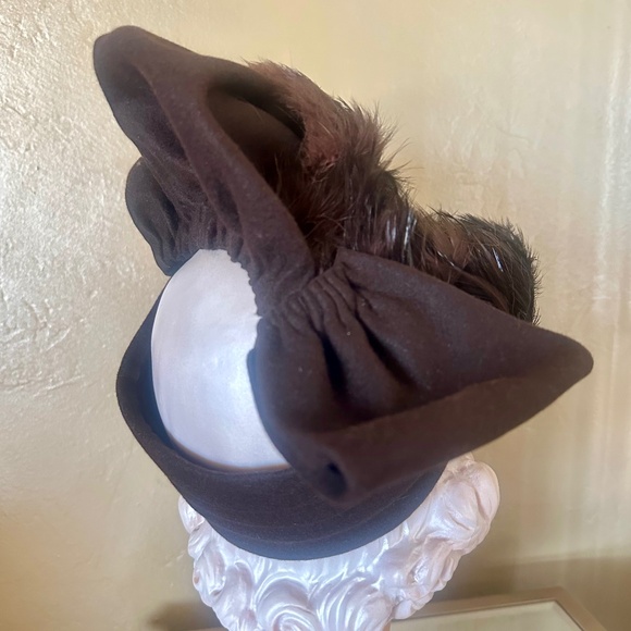 ONE-OF-A-KIND 1940s\' BROWN FELT TILT HAT +LARGE BOW &  FEATHER TRIM main image 10